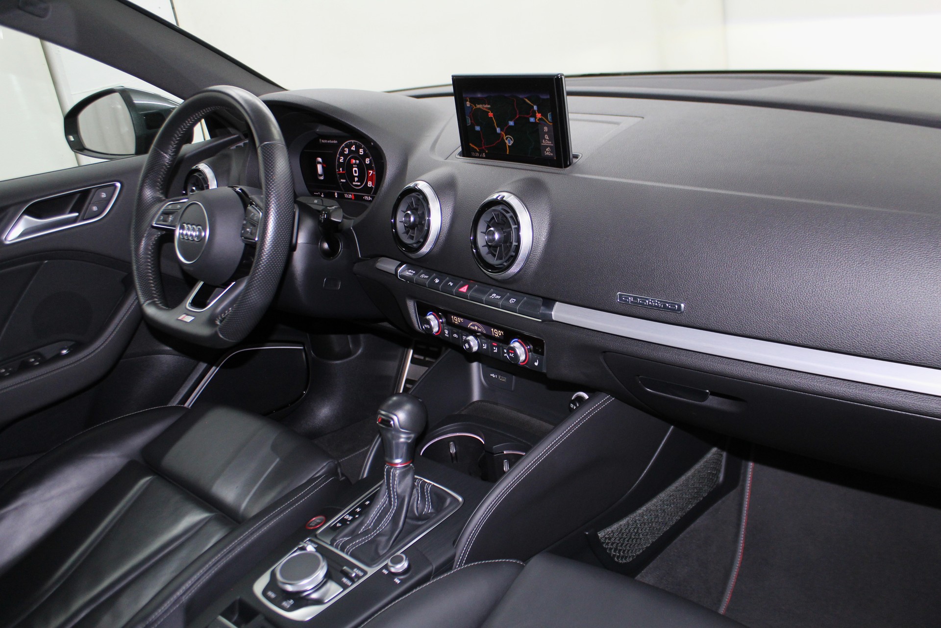 AUDI S3 Sportback 2.0 TFSI quattro S-tronic Optikpaket schwarz / CH-Fahrzeug-image-11