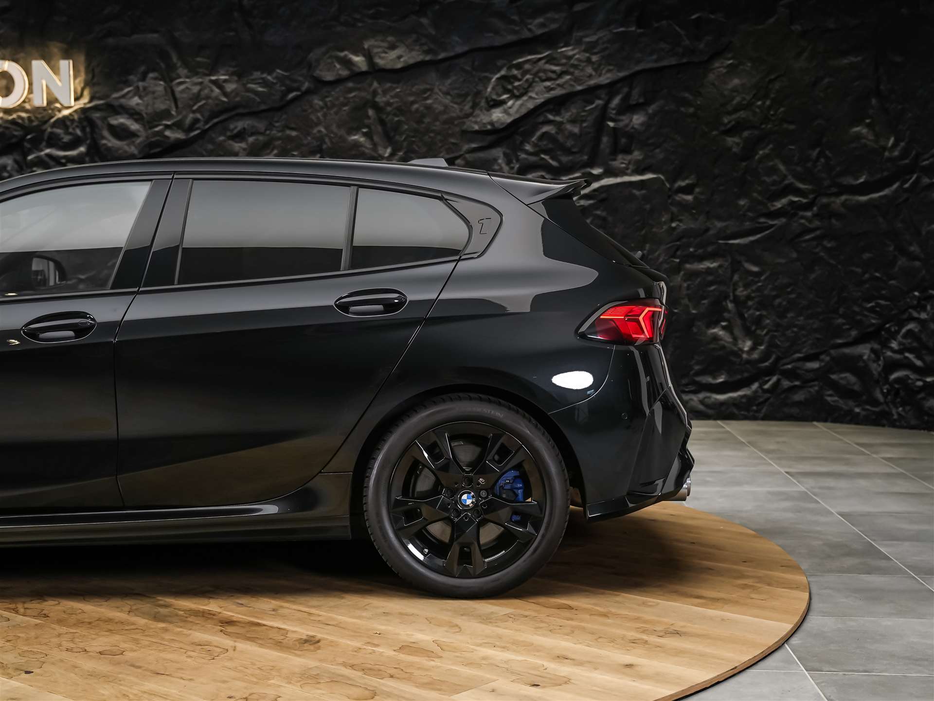 BMW M135i xDrive *Werksgarantie*Harman/Kardon*360° Kamera*-image-16
