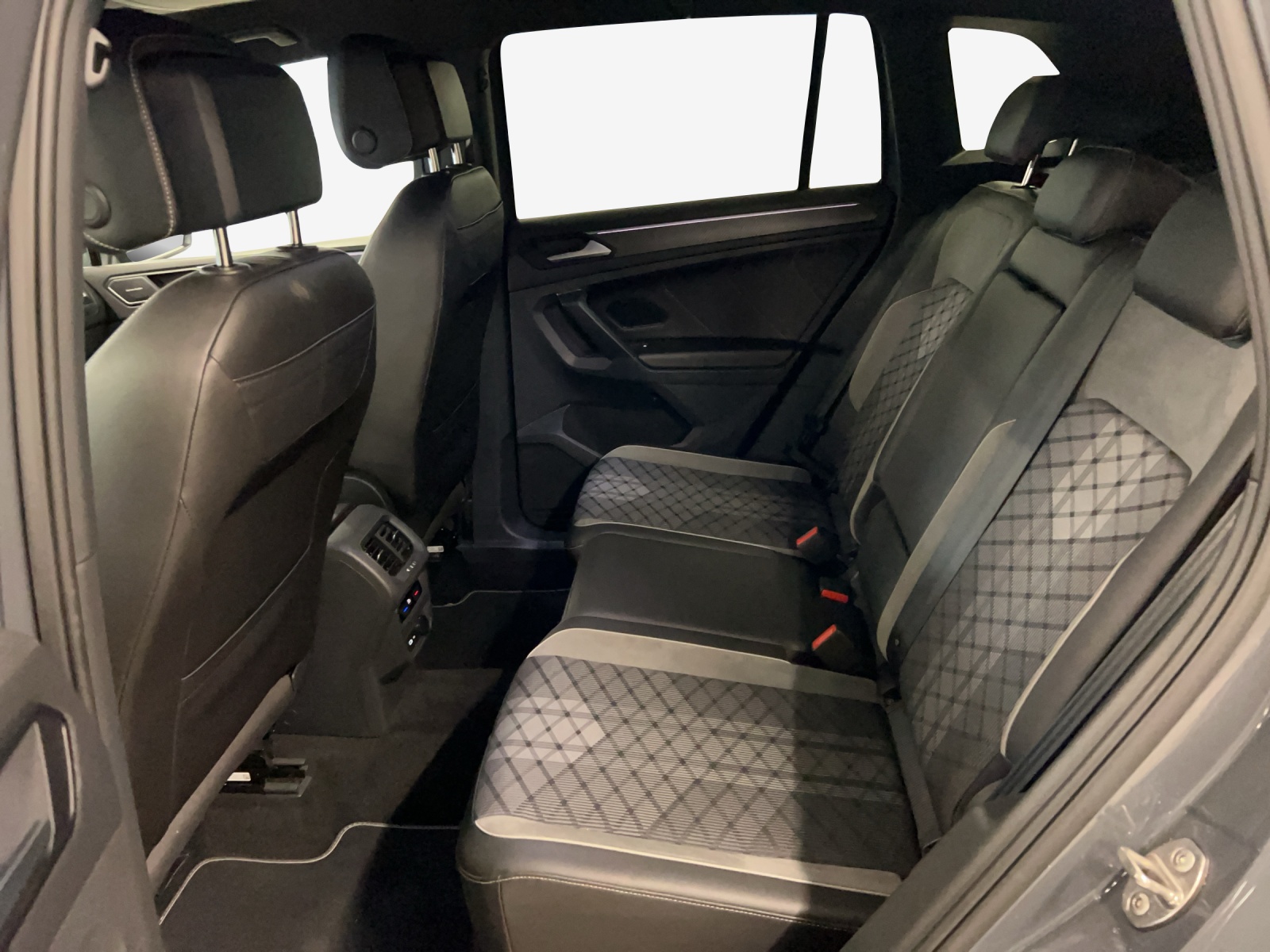 VW Tiguan 2.0 TDI SCR R-Line 4Motion DSG-image-11