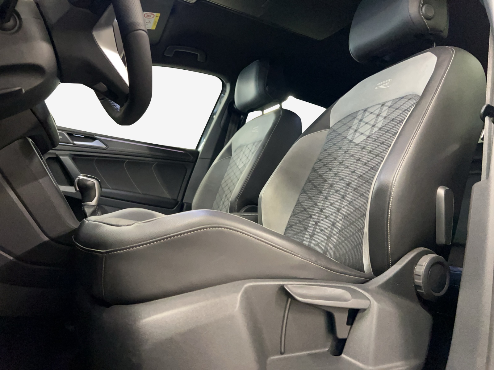VW Tiguan 2.0 TDI SCR R-Line 4Motion DSG-image-14