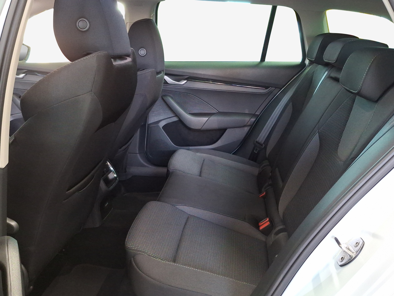 SKODA Octavia Combi 1.5 TSI mHEV DSG Dynamic-image-11
