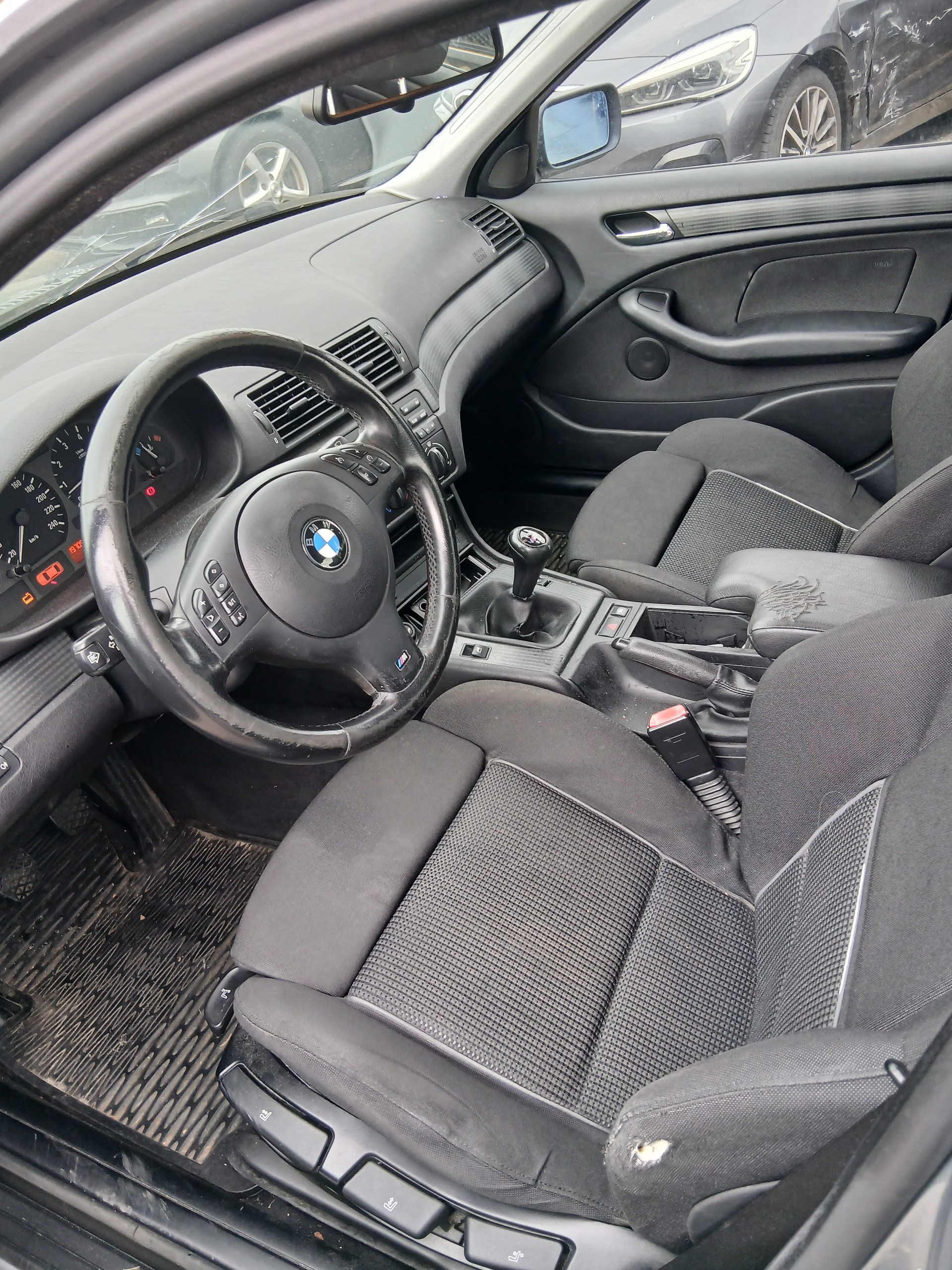 BMW 318i-image-9