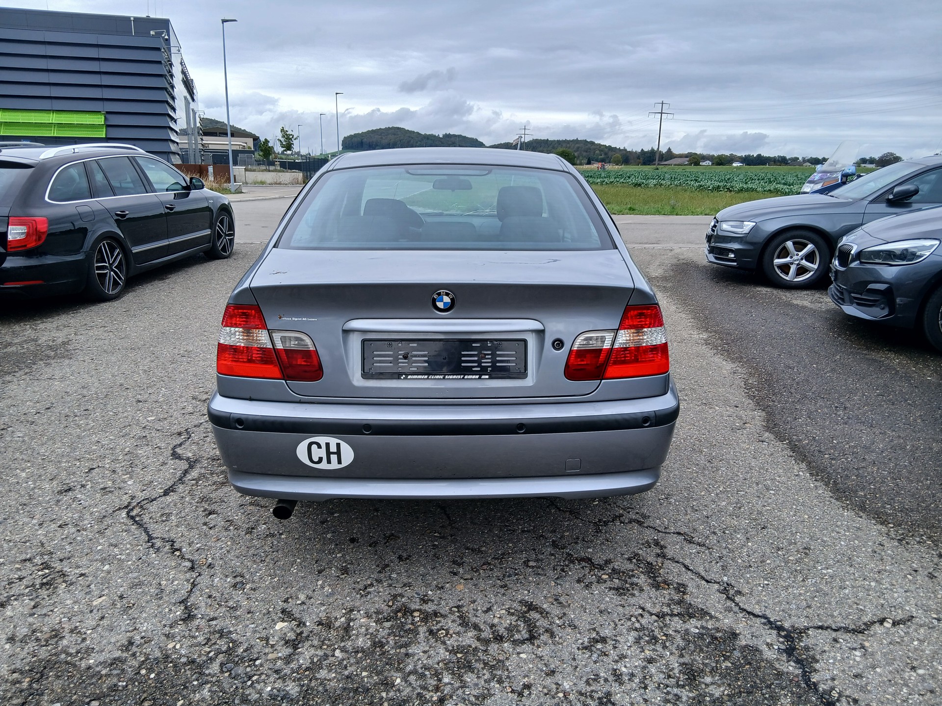 BMW 318i-image-5