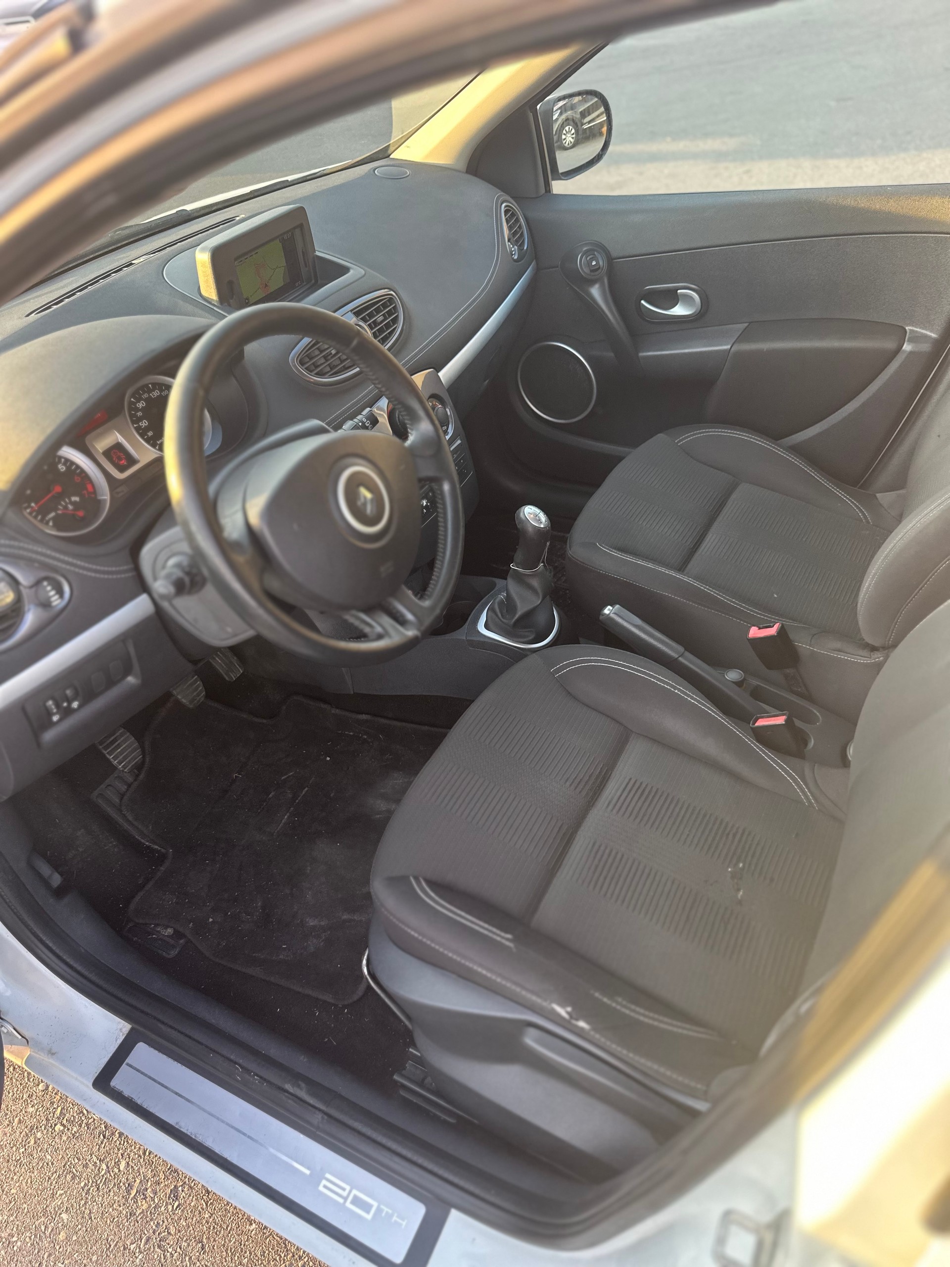 RENAULT Clio Grandtour 1.2 16V Turbo 20th Edition-image-6