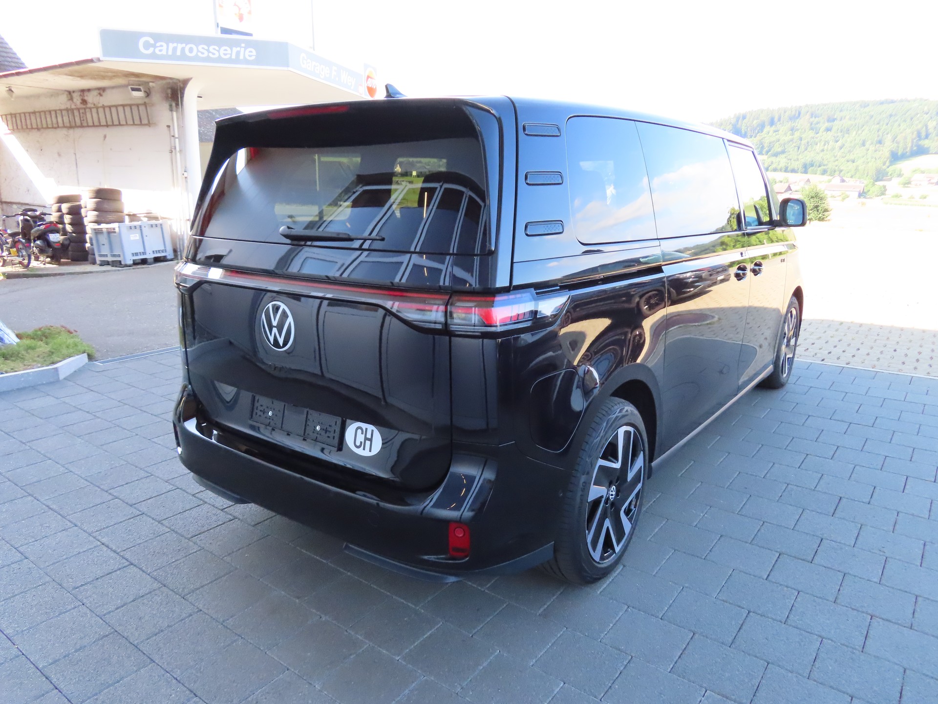 VW ID.Buzz LWB GTX 4 Motion-image-3