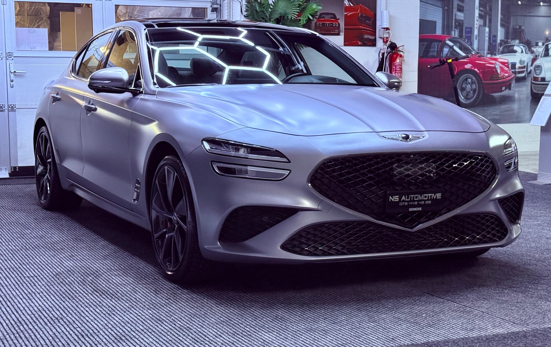 GENESIS G70 2.0 TGDI Sport AT8 AWD * BOND SILVER SANDSTORM GRAY (MATT)-image-2