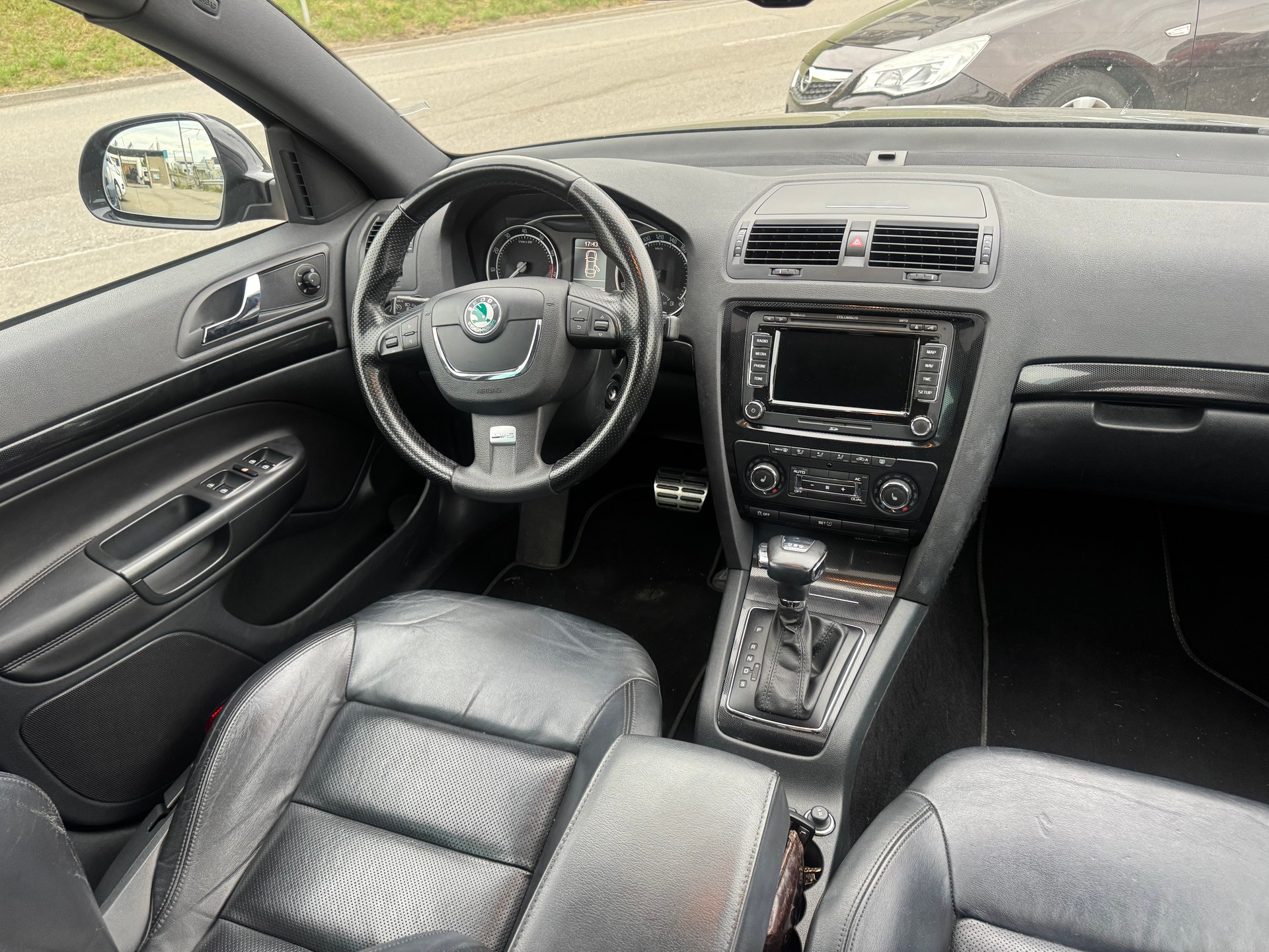 SKODA Octavia Combi 2.0 TSI RS DSG-image-8