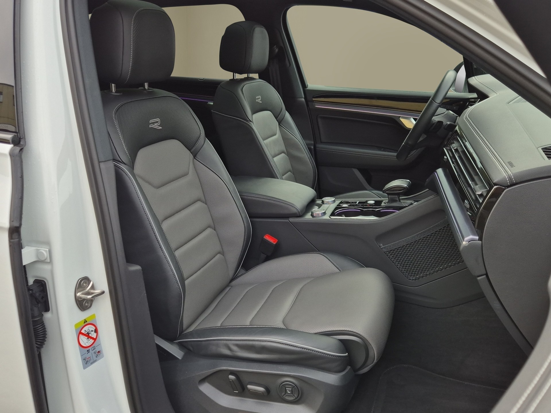 VW Touareg 3.0 TDI R-Line Tiptronic-image-16
