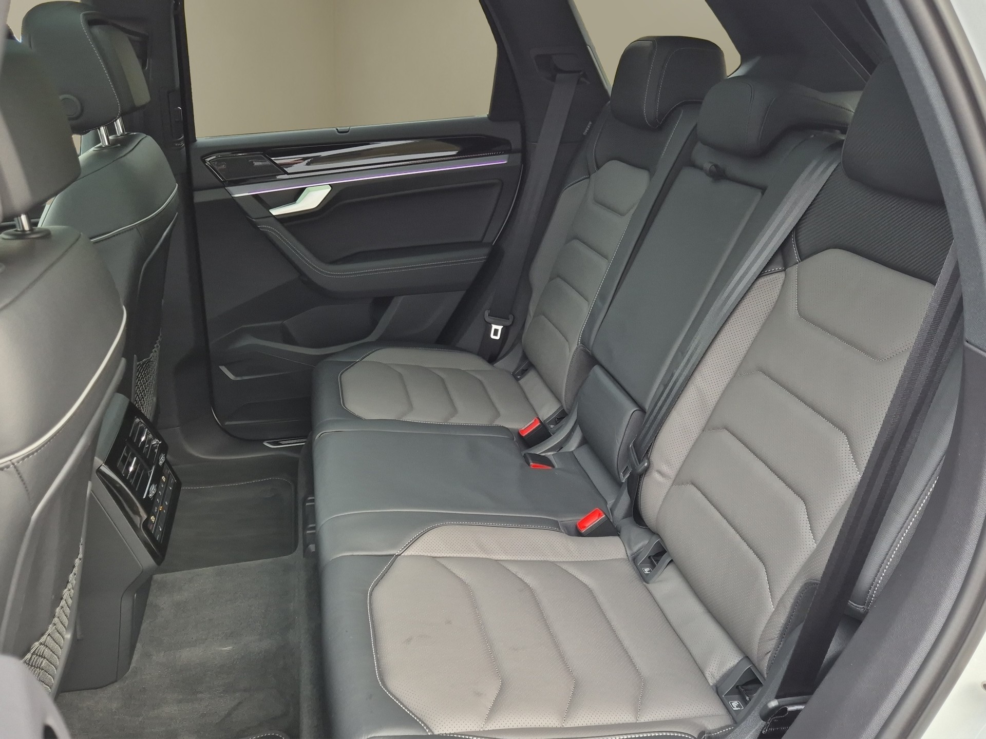 VW Touareg 3.0 TDI R-Line Tiptronic-image-15