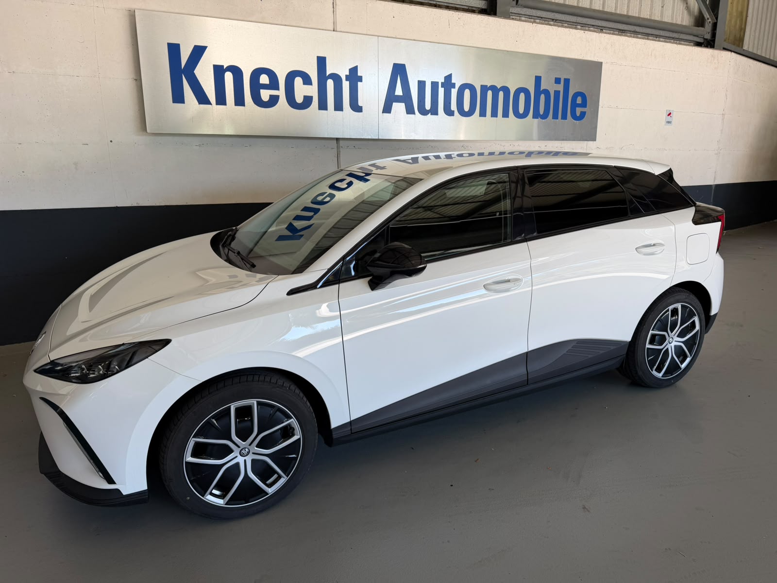 MG 4 EV 64KWh Luxury-image-1