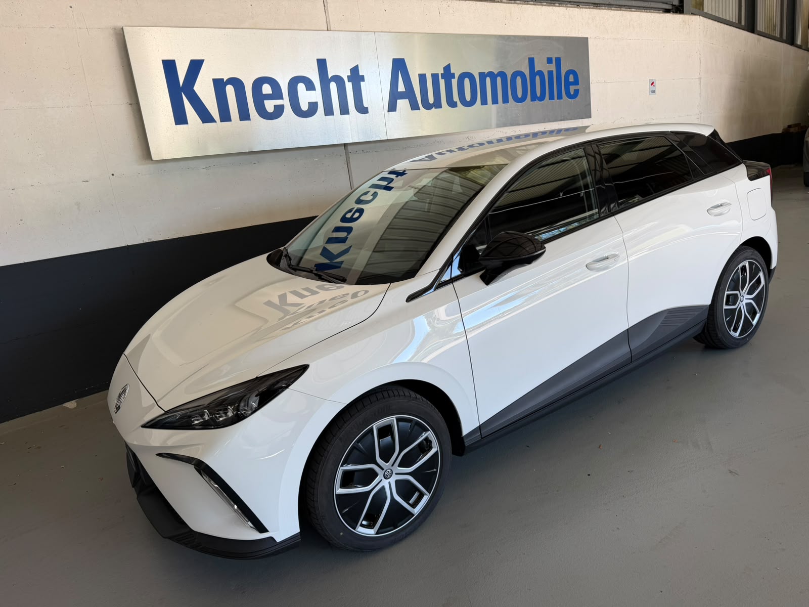 MG 4 EV 64KWh Luxury-image-2