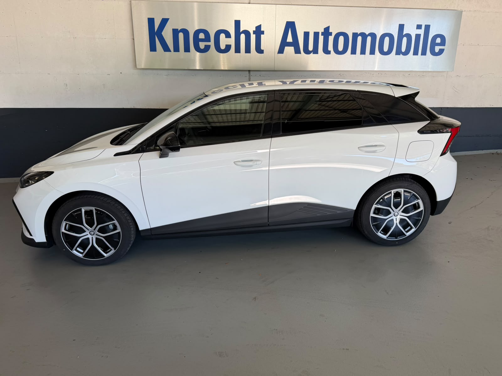 MG 4 EV 64KWh Luxury-image-0