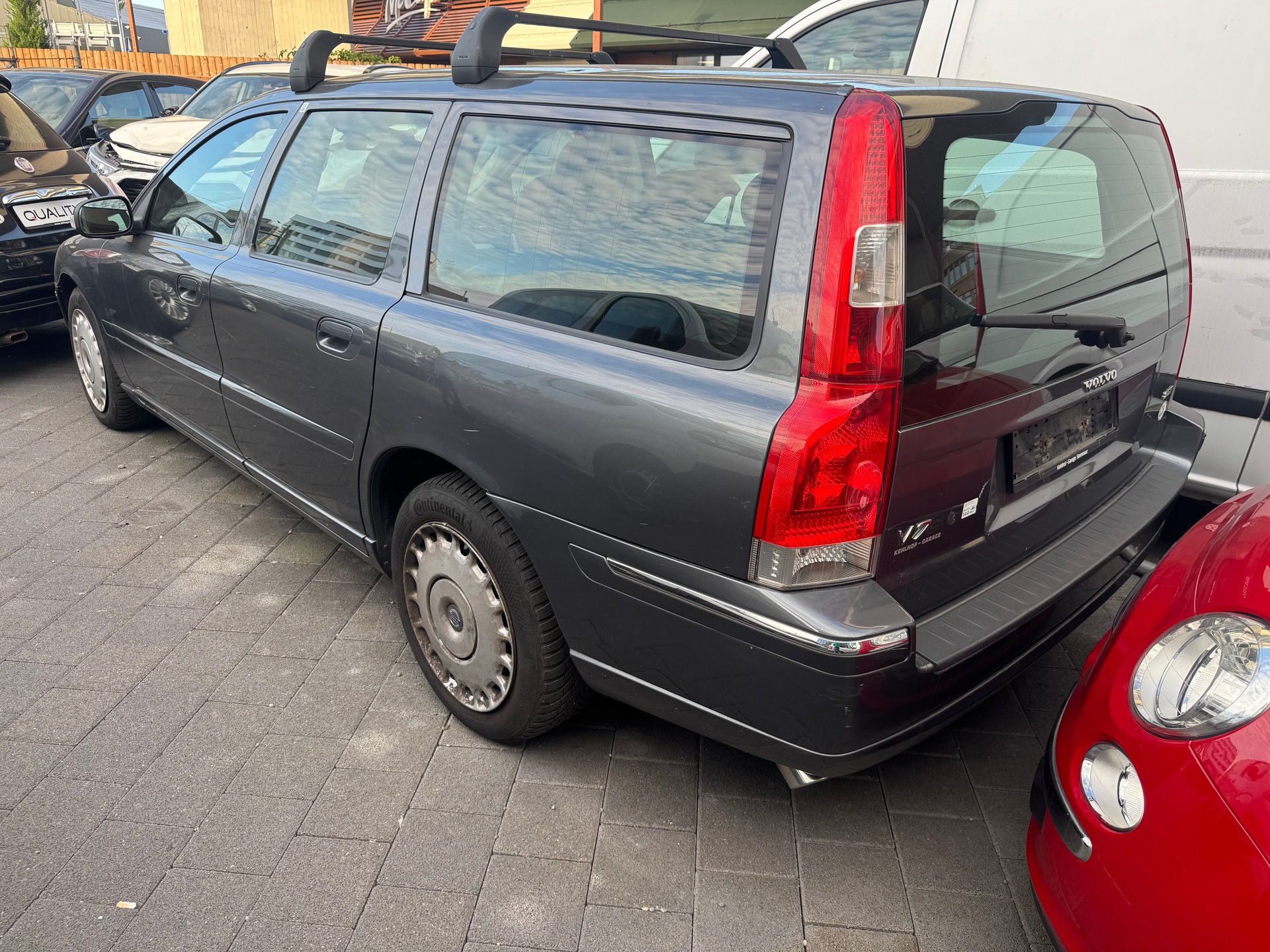 VOLVO V70 2.5T Kinetic-image-0