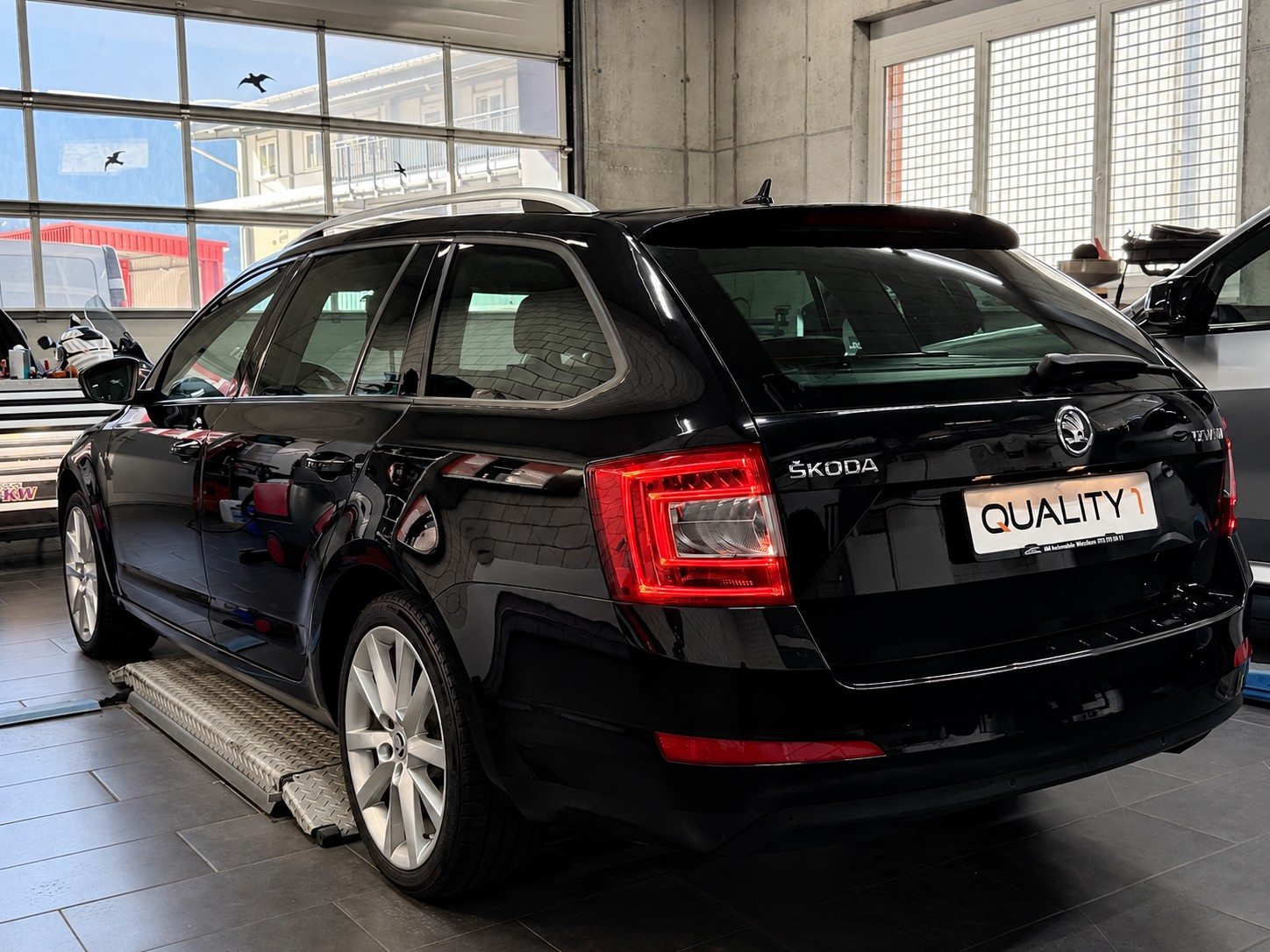 SKODA Octavia Combi 1.8 TSI Elegance DSG-image-5