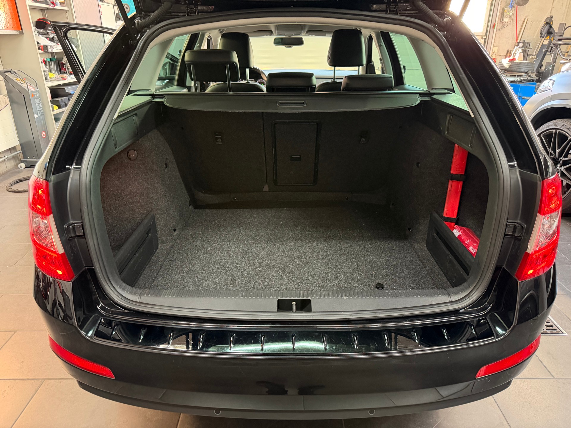 SKODA Octavia Combi 1.8 TSI Elegance DSG-image-11