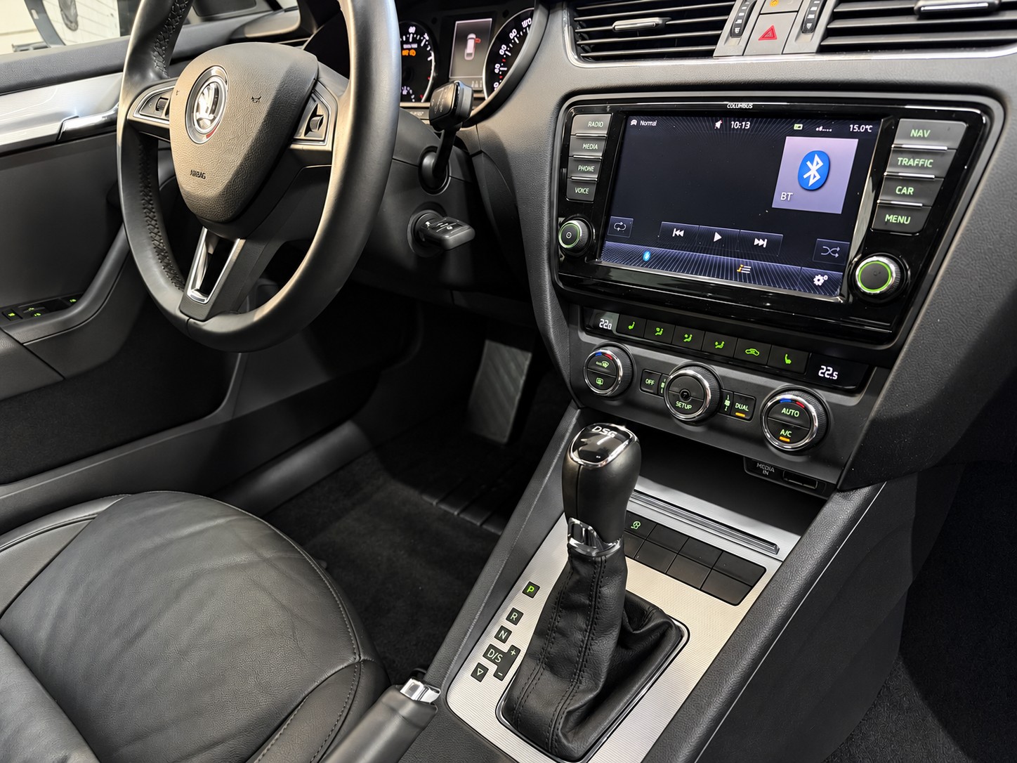 SKODA Octavia Combi 1.8 TSI Elegance DSG-image-9
