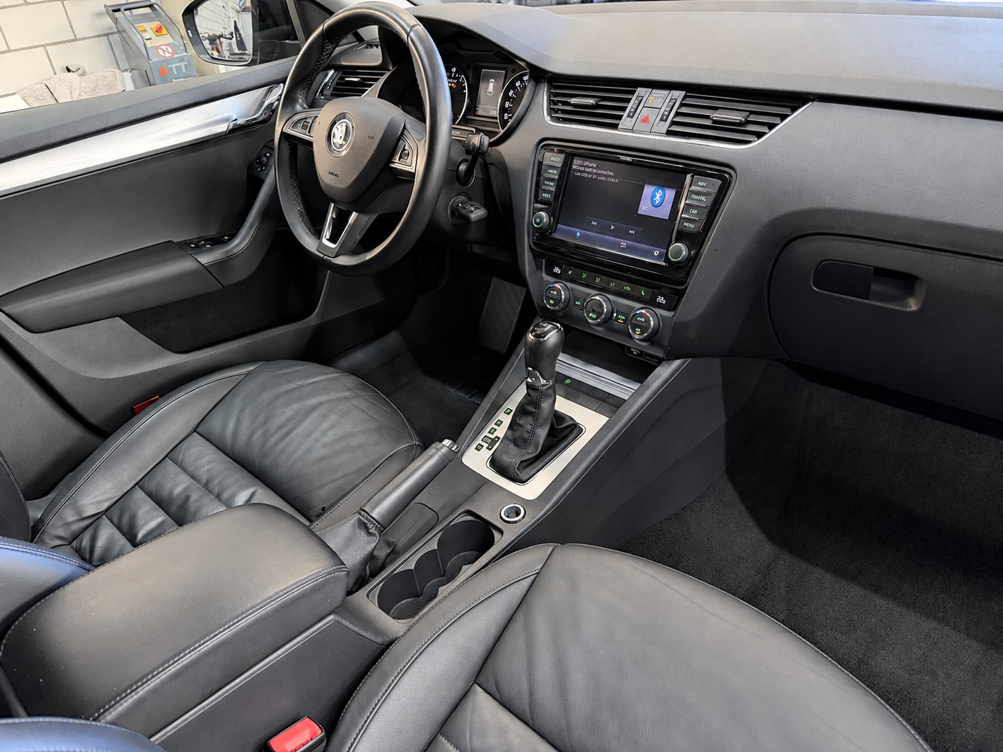 SKODA Octavia Combi 1.8 TSI Elegance DSG-image-6