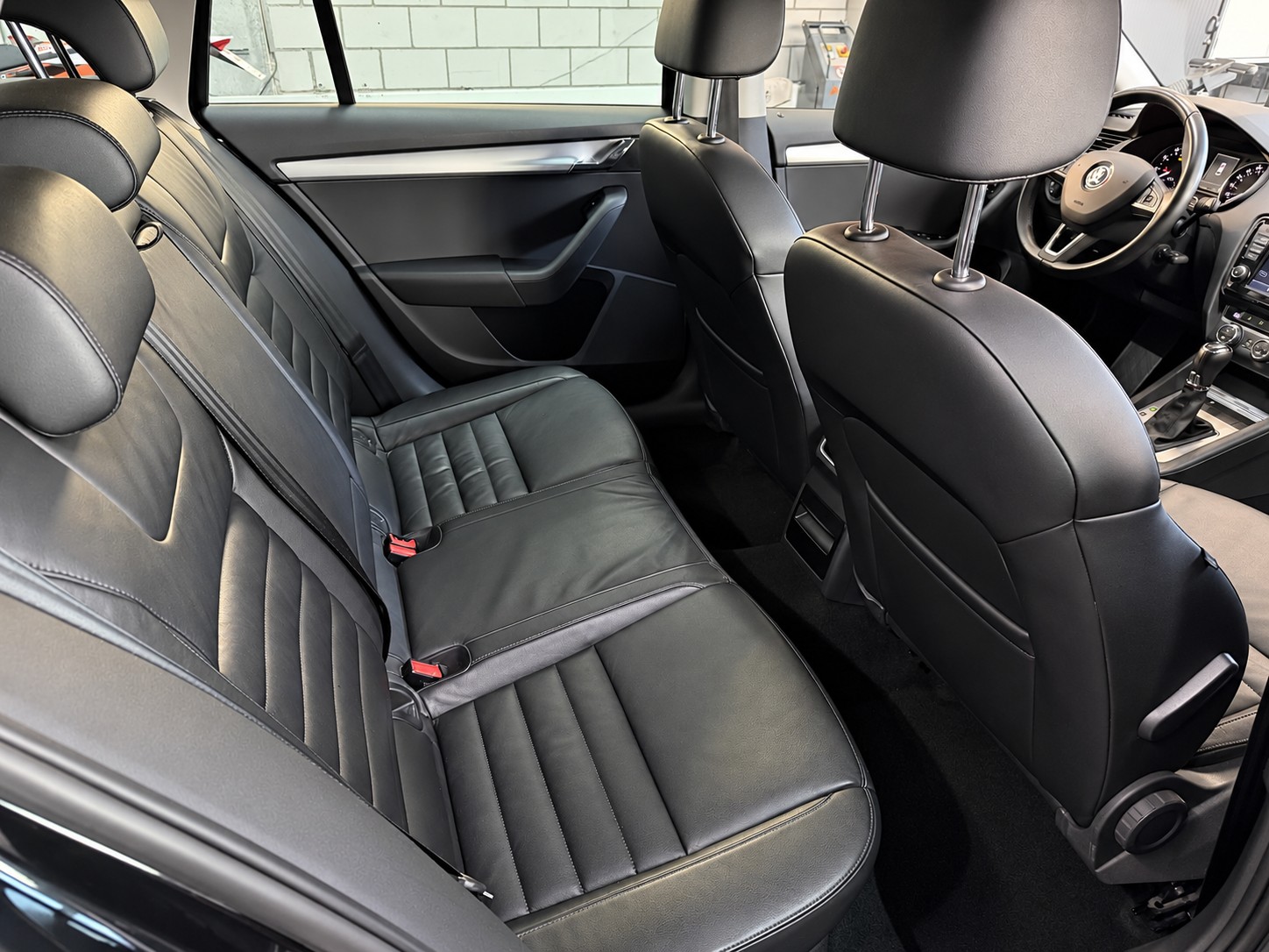SKODA Octavia Combi 1.8 TSI Elegance DSG-image-7