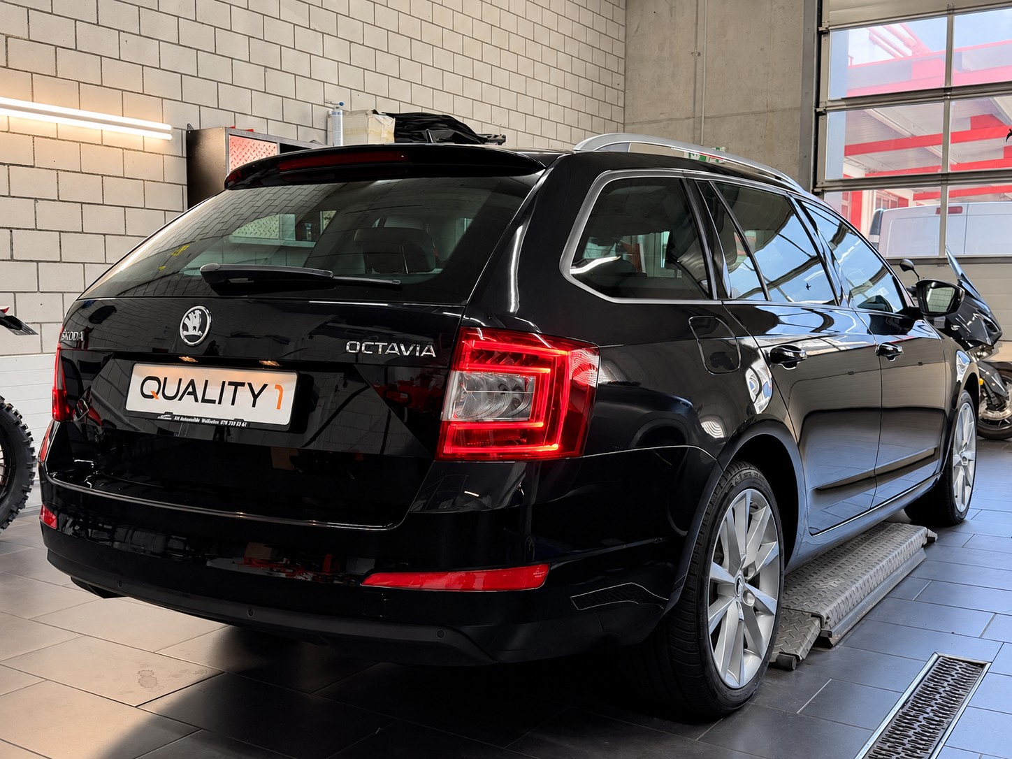 SKODA Octavia Combi 1.8 TSI Elegance DSG-image-4