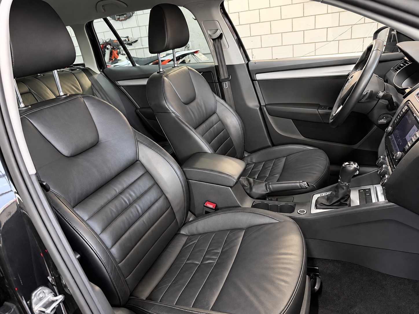 SKODA Octavia Combi 1.8 TSI Elegance DSG-image-8
