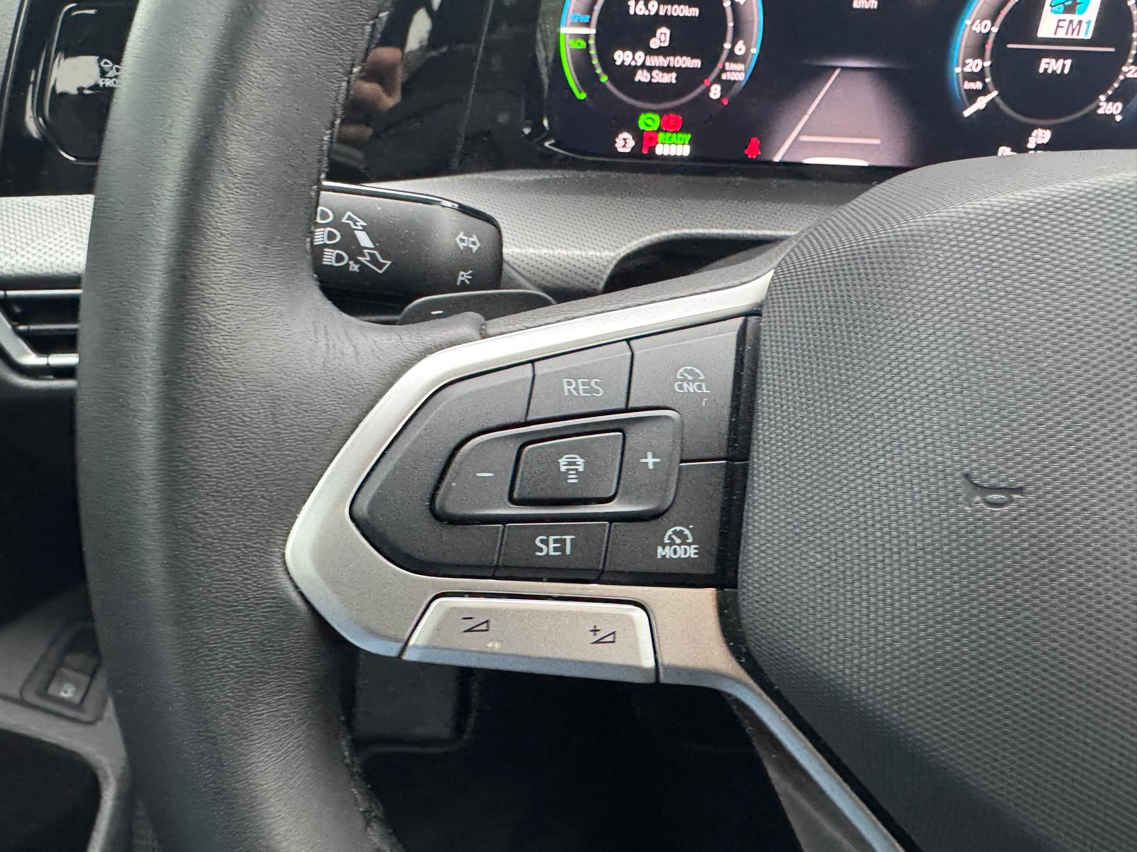 VW Golf 1.5 TSI PHEV Style-image-8