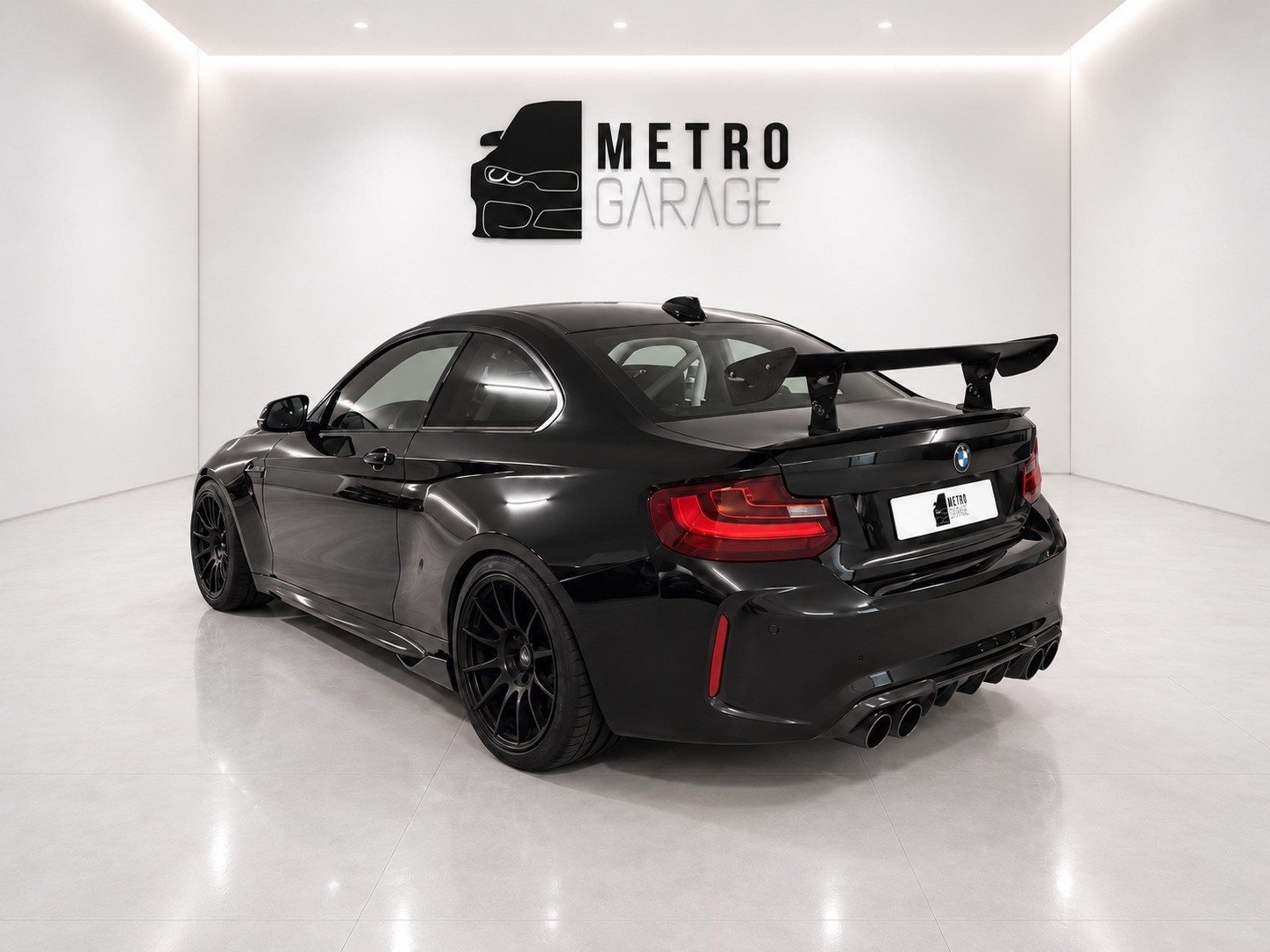 BMW M2-showroom-element-2
