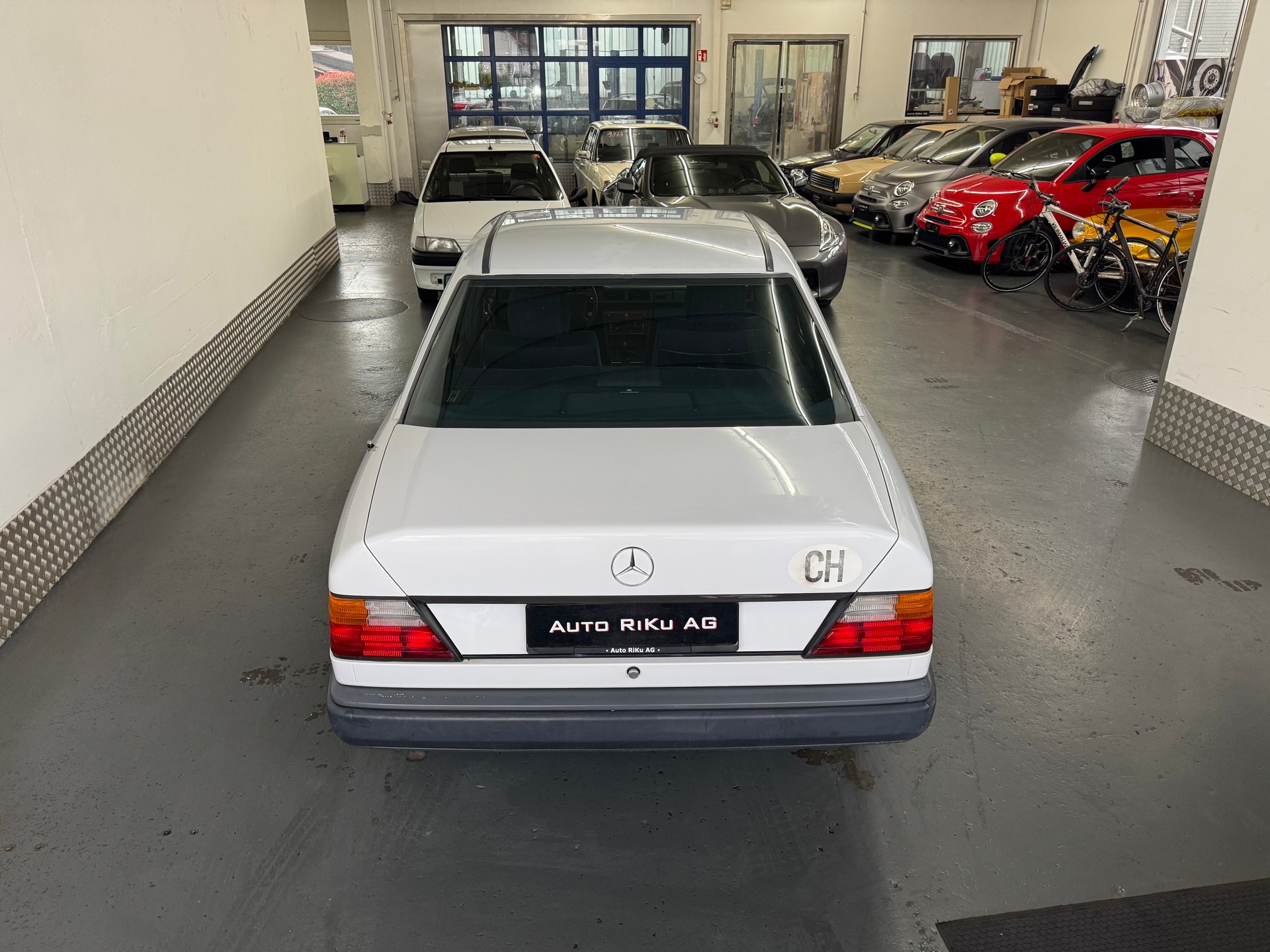 MERCEDES-BENZ 230 E-image-9