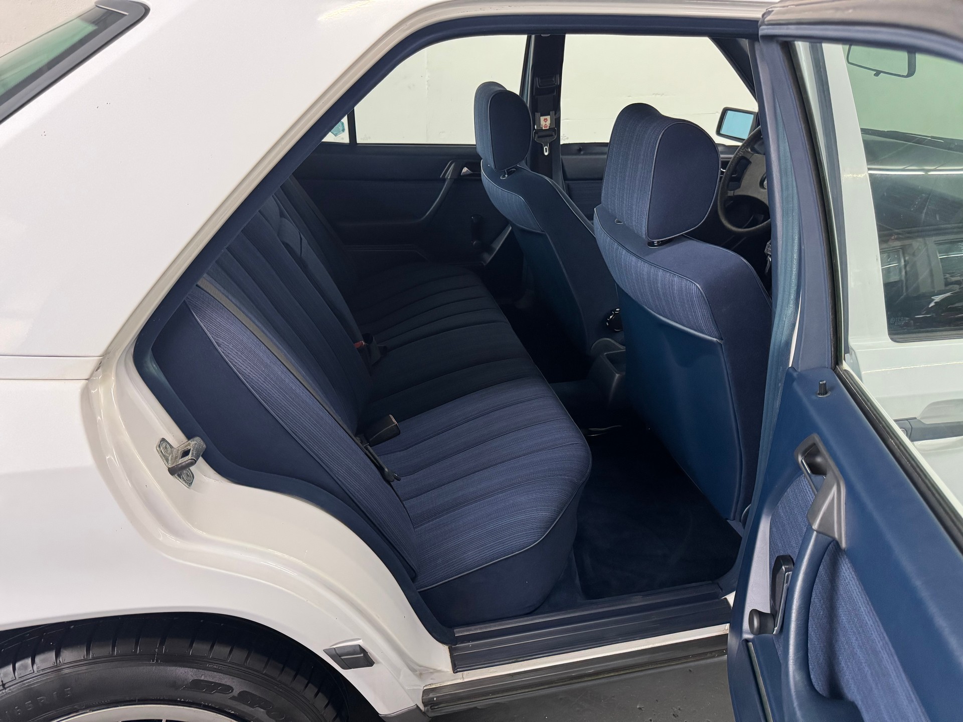 MERCEDES-BENZ 230 E-image-18