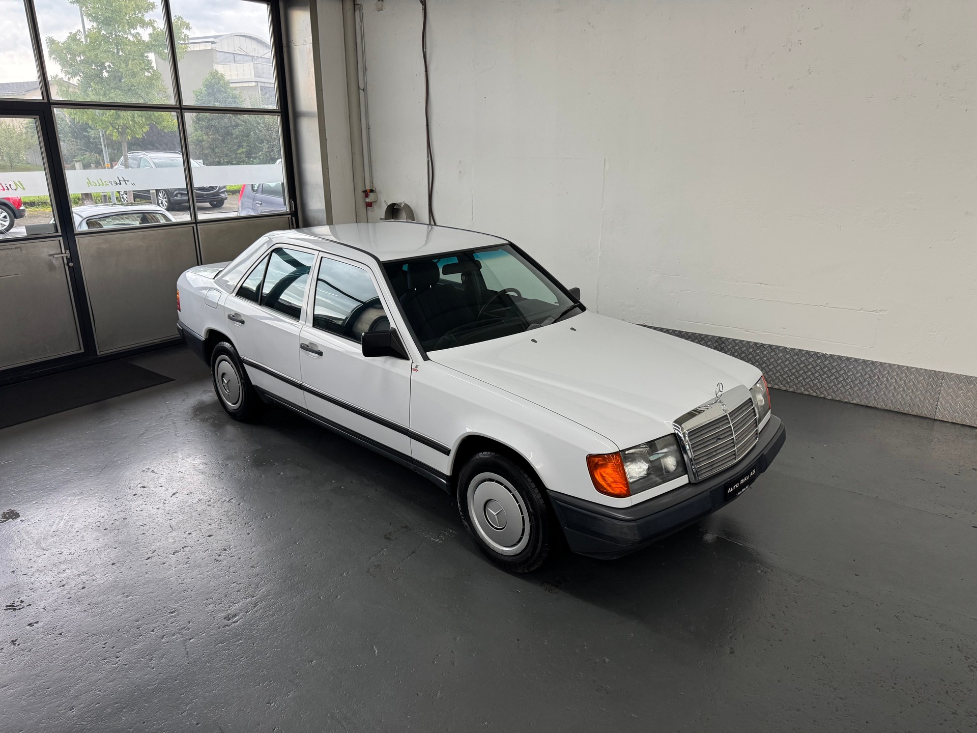 MERCEDES-BENZ 230 E