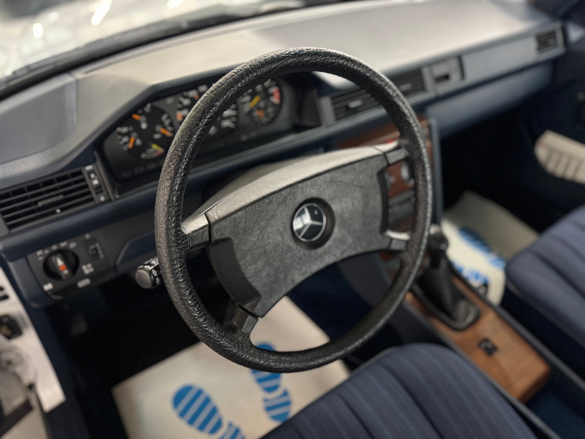 MERCEDES-BENZ 230 E-image-11