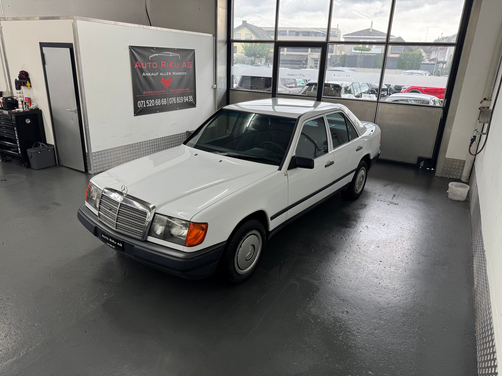 MERCEDES-BENZ 230 E-image-4