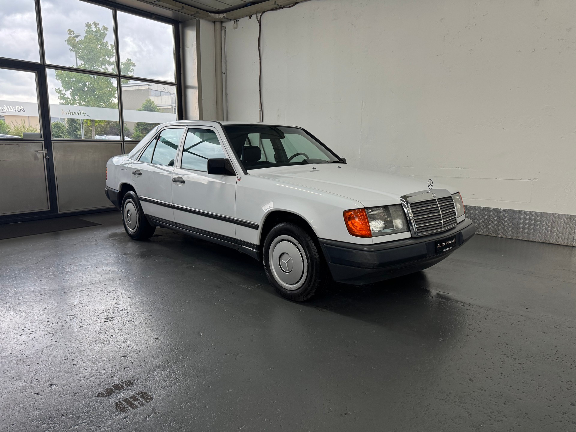 MERCEDES-BENZ 230 E-showroom-element-1