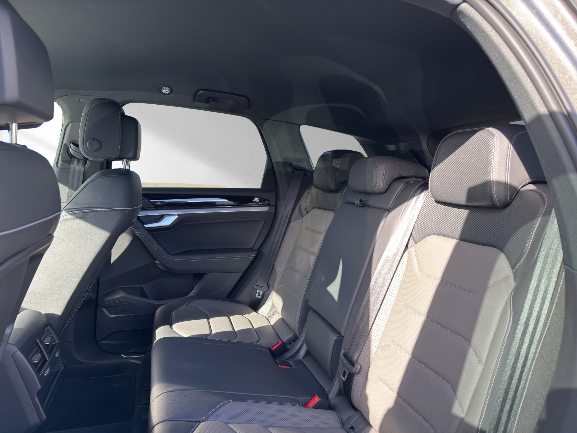 VW Touareg 3.0 TSI R-Line Tiptronic-image-9