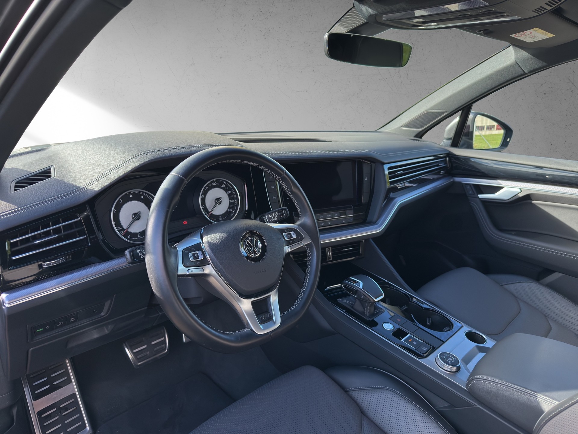 VW Touareg 3.0 TSI R-Line Tiptronic-image-5