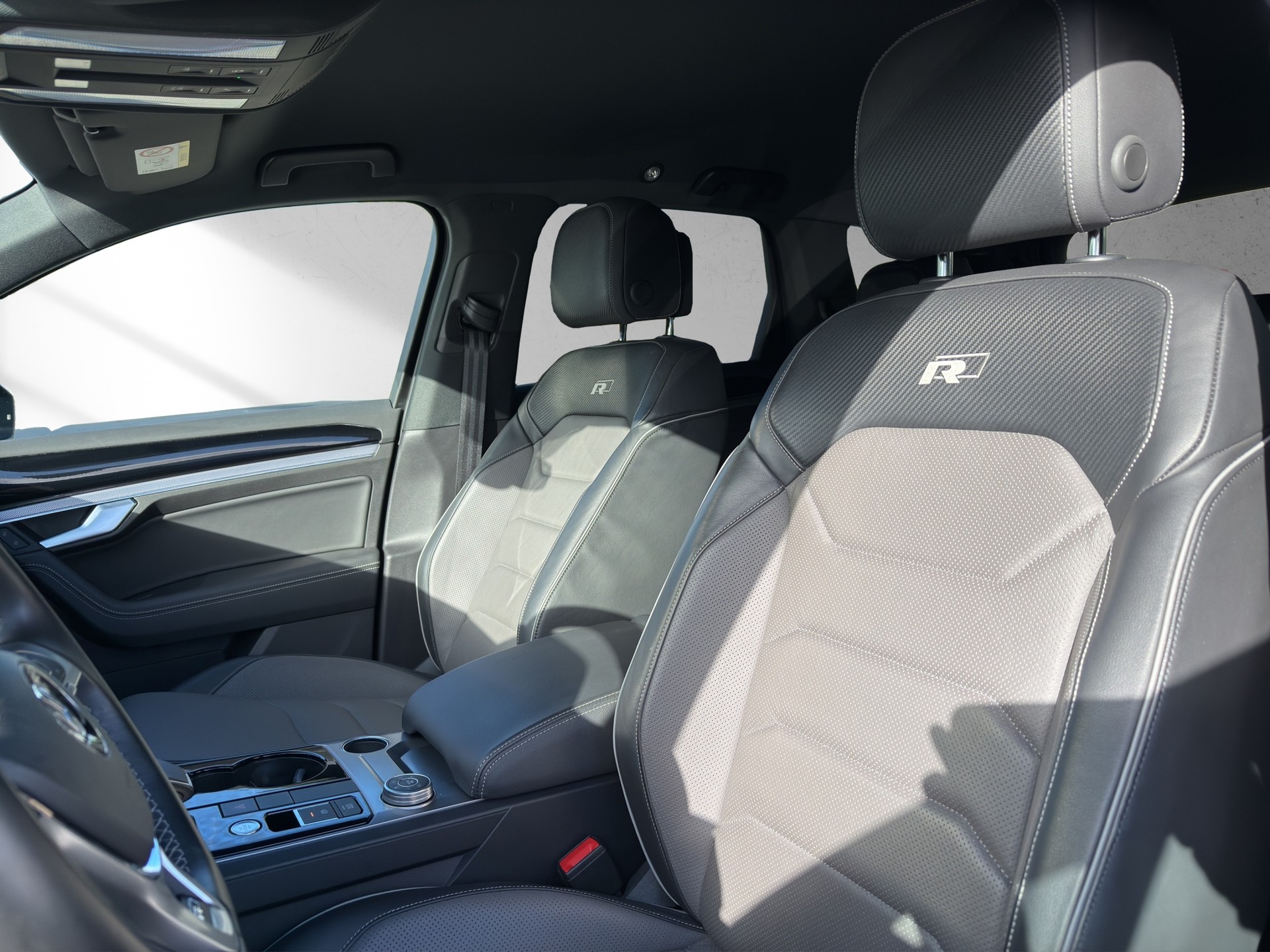 VW Touareg 3.0 TSI R-Line Tiptronic-image-8