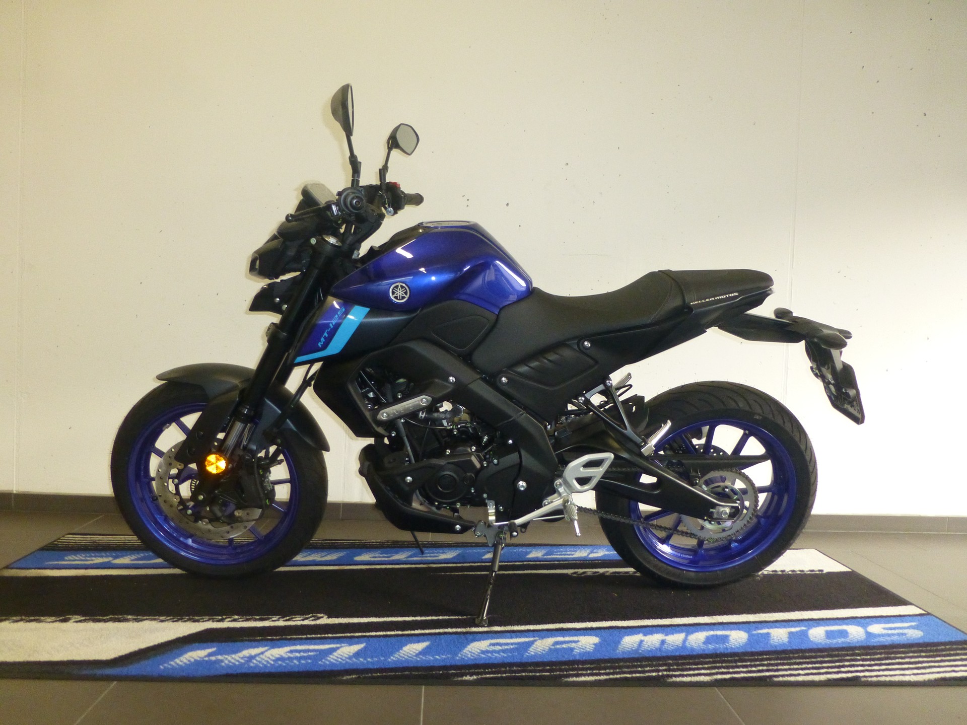 YAMAHA MT-125 ABS-showroom-element-2