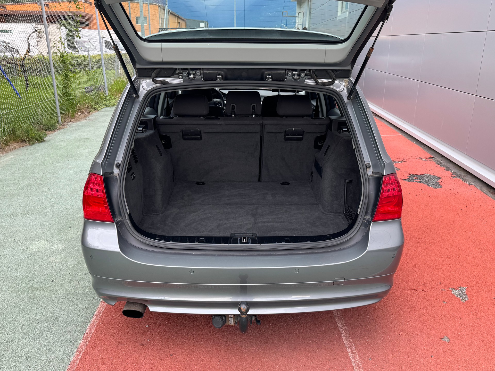 BMW 318i Touring-image-12