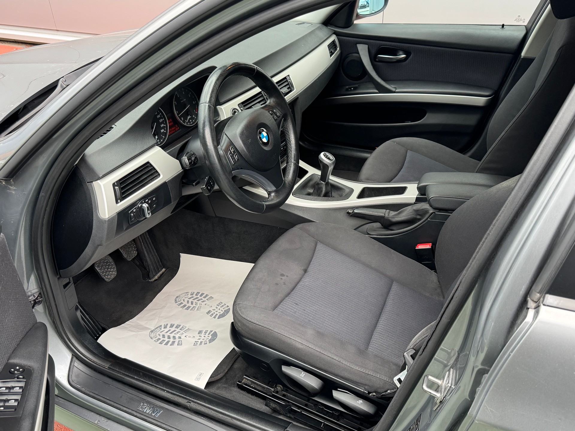 BMW 318i Touring-image-8