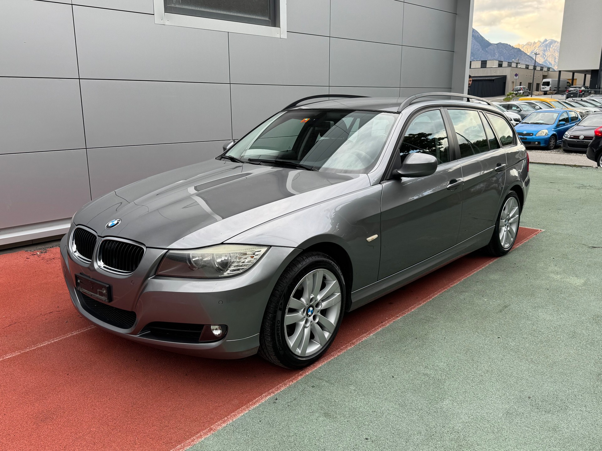 BMW 318i Touring-image-1
