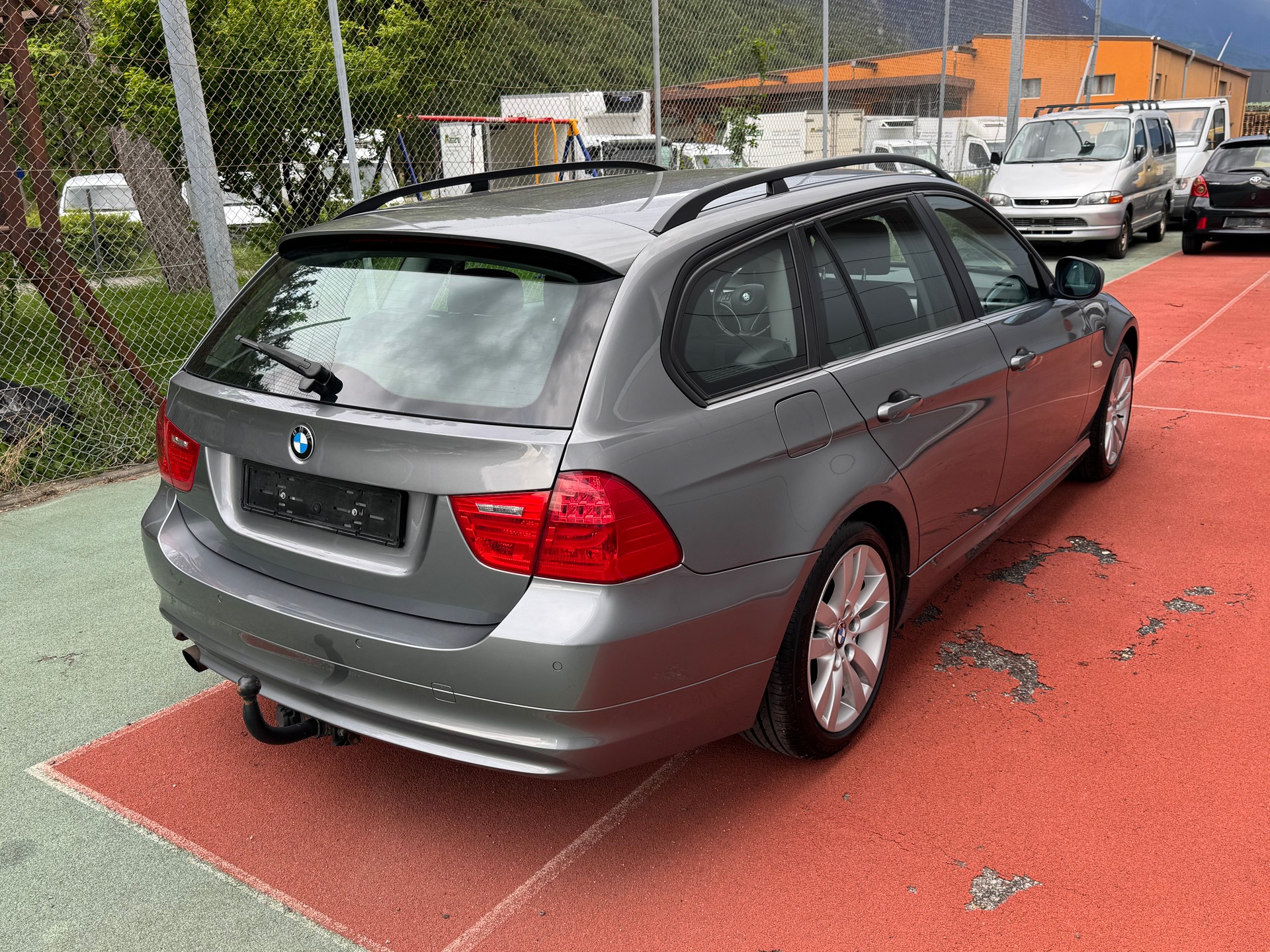 BMW 318i Touring-image-3