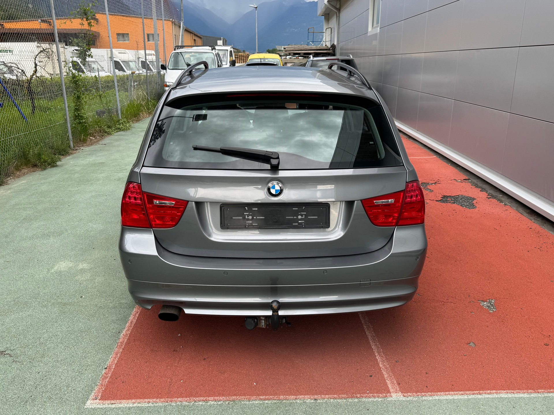 BMW 318i Touring-image-5