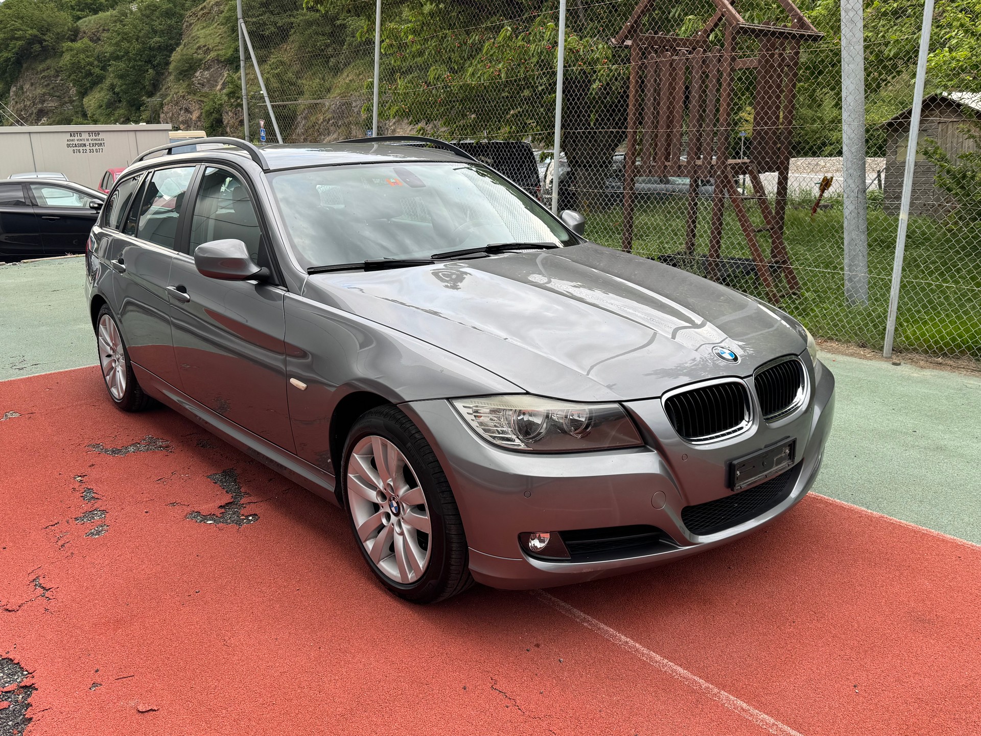 BMW 318i Touring-image-0
