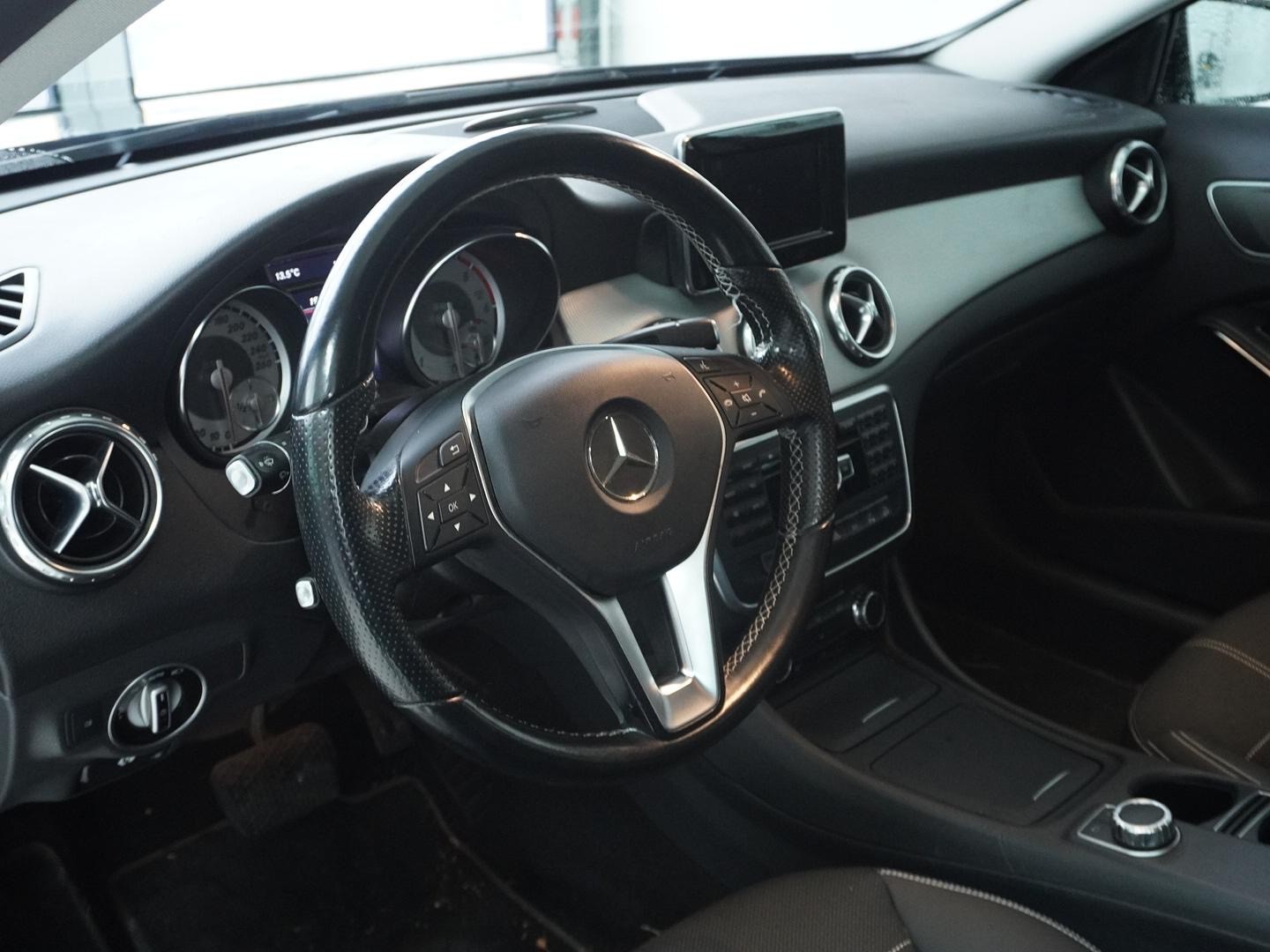 MERCEDES-BENZ GLA 220 CDI Urban 4Matic 7G-DCT-image-2