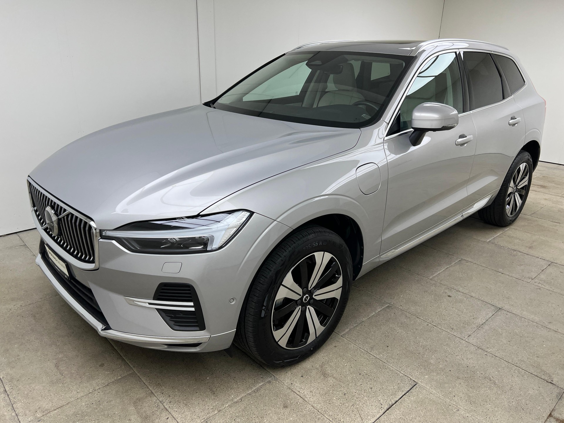 VOLVO XC60 2.0 T8 TE Plus Bright eAWD / Jetzt mit attraktivem 1.9% Leasing!-showroom-element-1