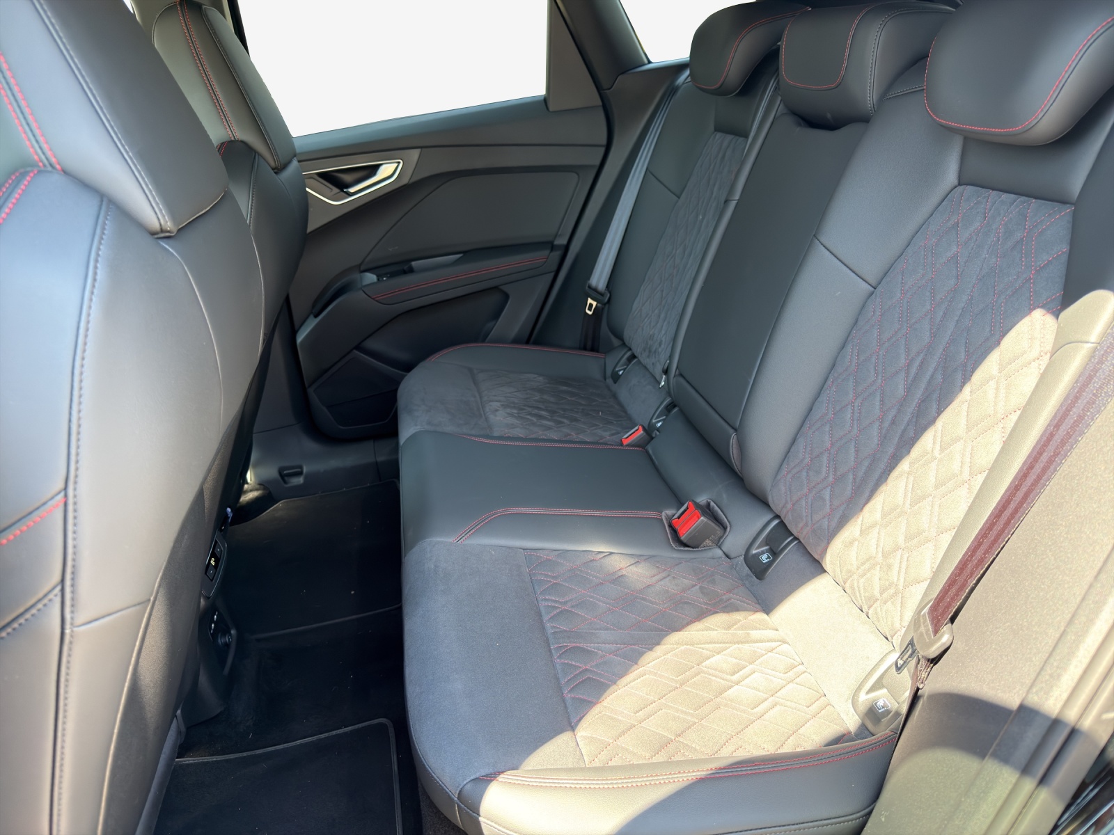 AUDI Q4 e-tron 45 Edition Swiss Ski quattro-image-11