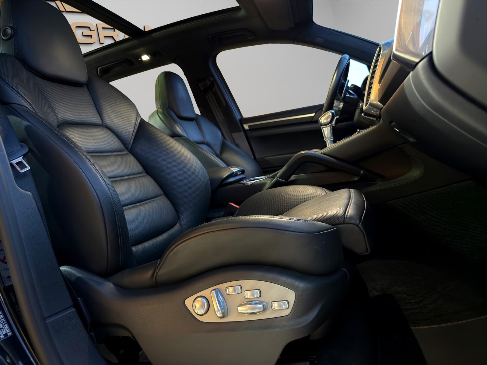 PORSCHE Cayenne Turbo-image-11