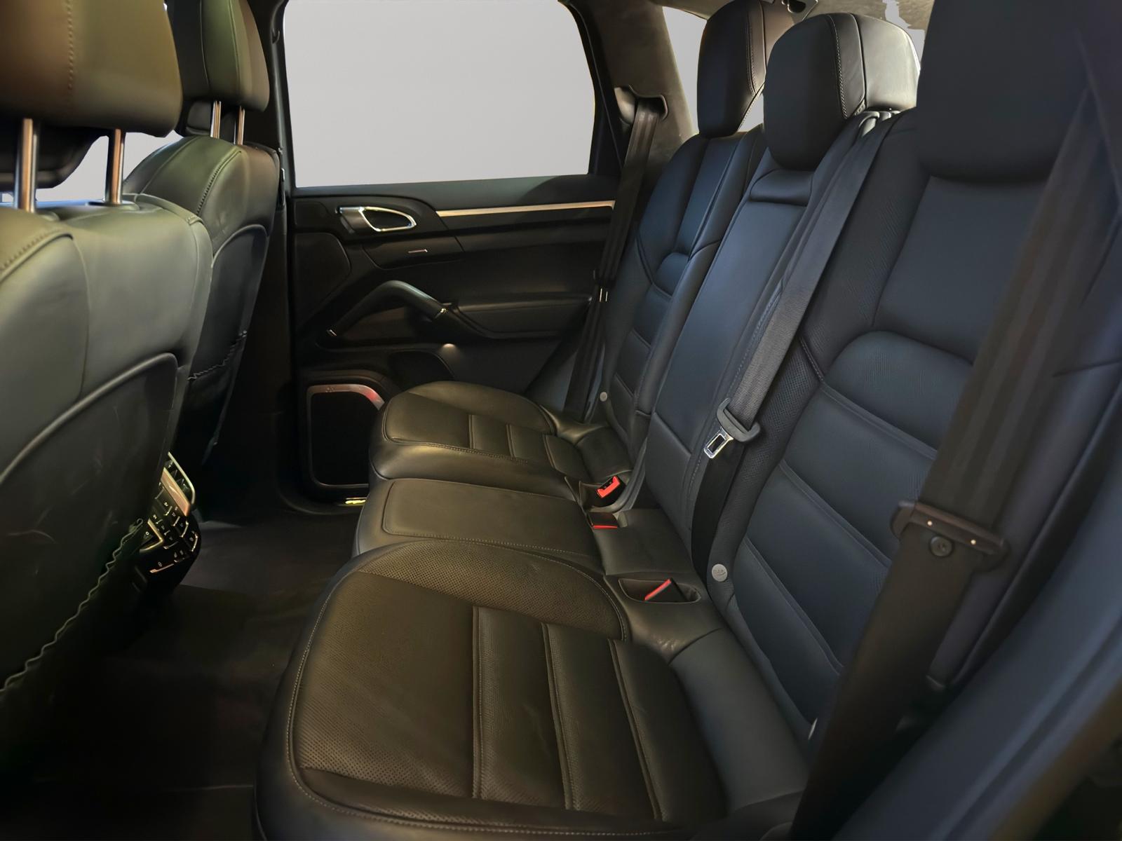 PORSCHE Cayenne Turbo-image-22