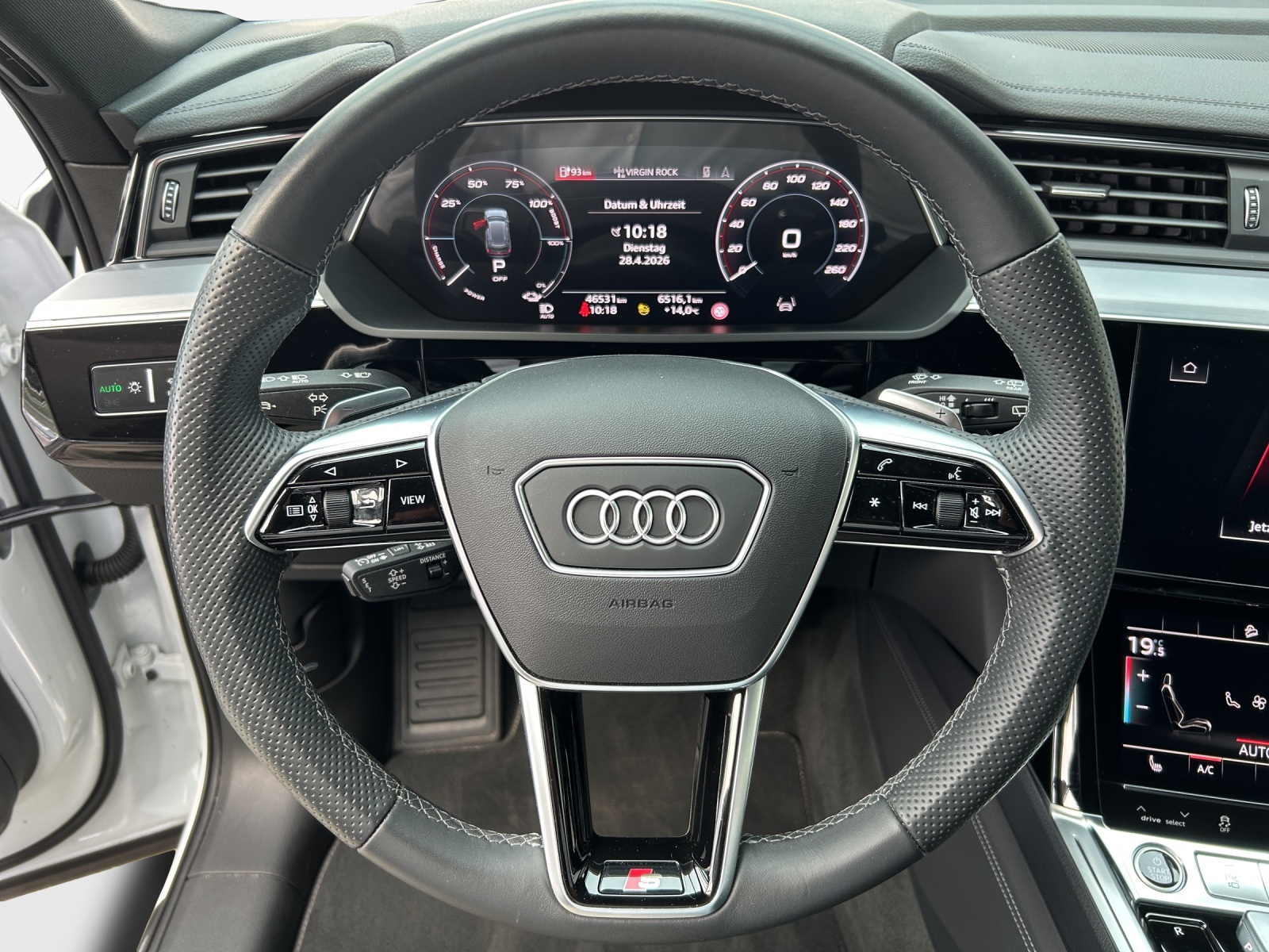 AUDI e-tron 55 S Line quattro-image-10