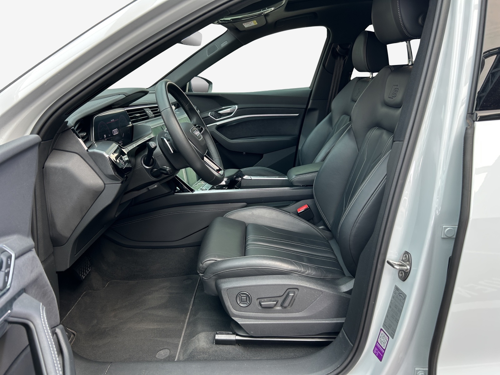 AUDI e-tron 55 S Line quattro-image-8