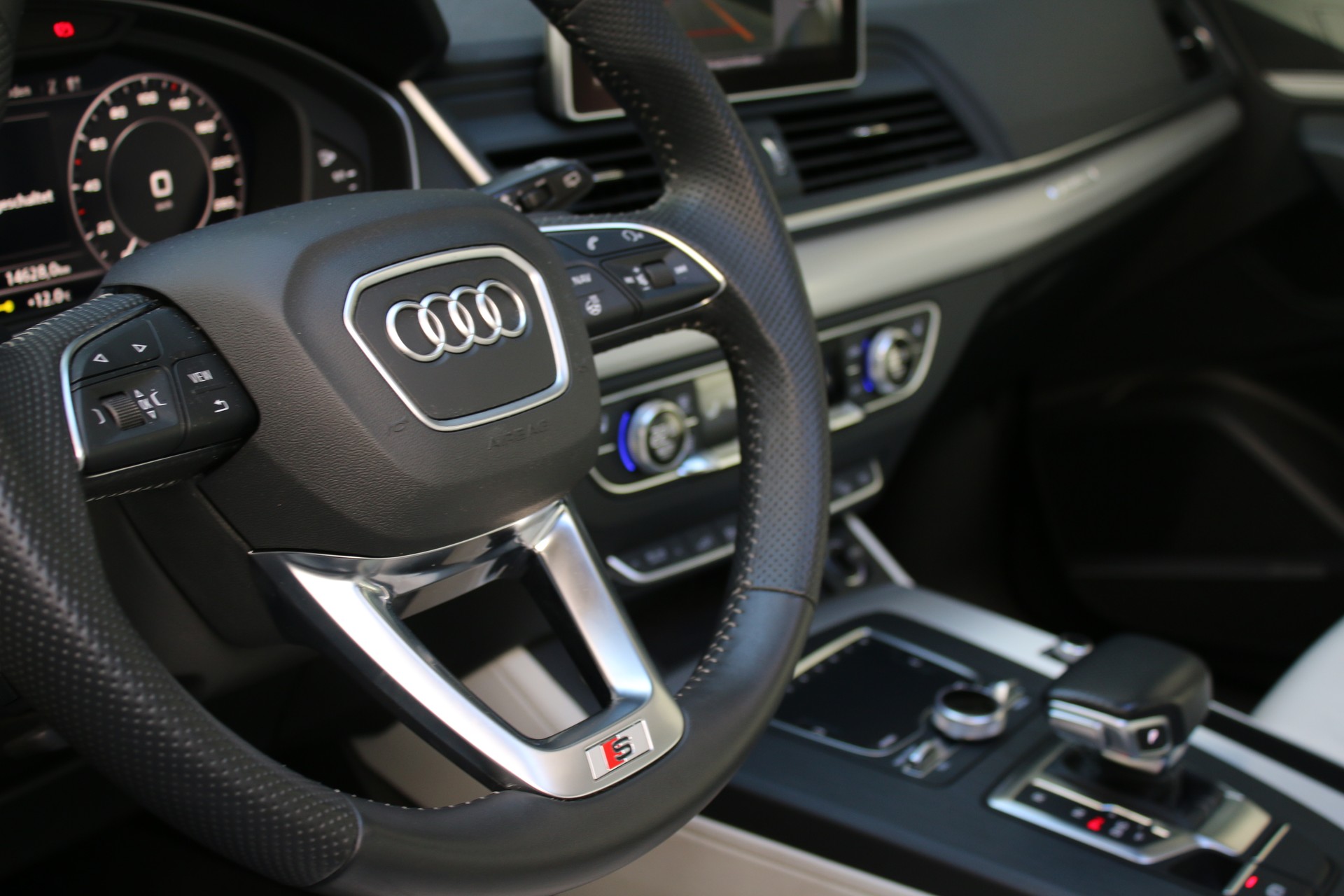 AUDI Q5 55 TFSI e quattro-image-4